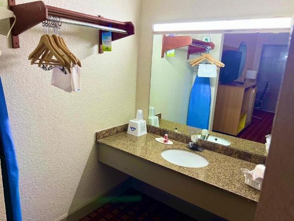 Days Inn by Wyndham Athens image 13