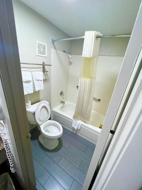 Days Inn by Wyndham Athens image 20